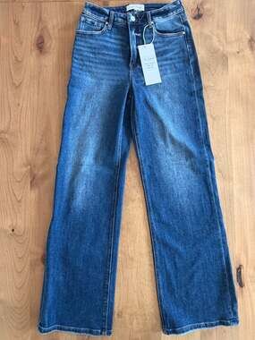 Wide Leg Jeans in Medium Blue - Women